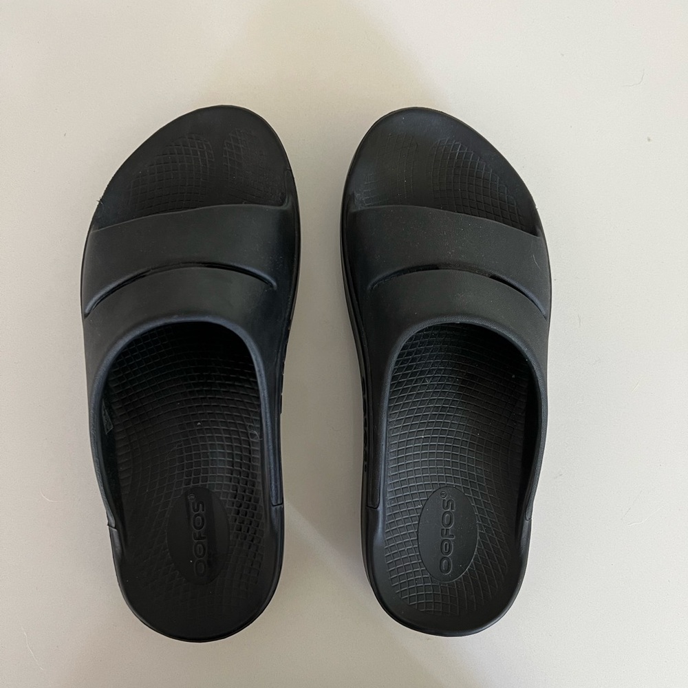 Excellent condition. Only worn 1 time indoors.